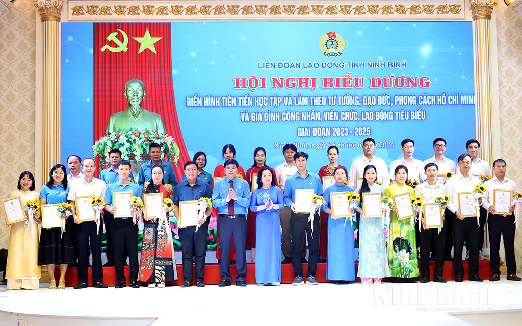 Đồng chí Thái Thu Xương, Phó Chủ tịch Tổng LĐLĐ Việt Nam và lãnh đạo LĐLĐ tỉnh trao Chứng nhận cho CĐCS có thành tích xuất sắc trong học tập và làm theo Bác giai đoạn 2023-2025.