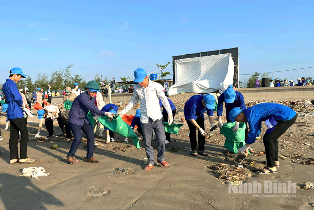 Thu gom rác thải ven biển là hoạt động thiết thực, góp phần nâng cao ý thức cộng đồng trong bảo vệ môi trường biển.