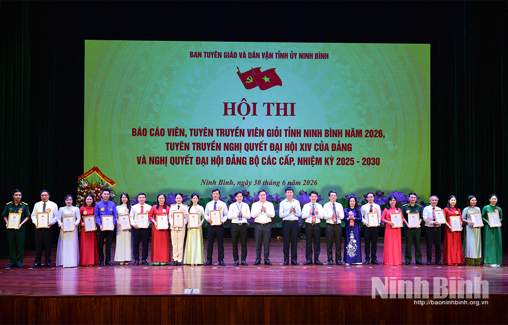 Đồng chí Trần Huy Tuấn, Ủy viên Trung ương Đảng, Bí thư Tỉnh uỷ; đồng chí Trần Đăng Quỳnh, Ủy viên dự khuyết Trung ương Đảng, Phó Bí thư Thường trực Tỉnh uỷ và các đại biểu chụp ảnh lưu niệm với các thí sinh tham gia Hội thi.
