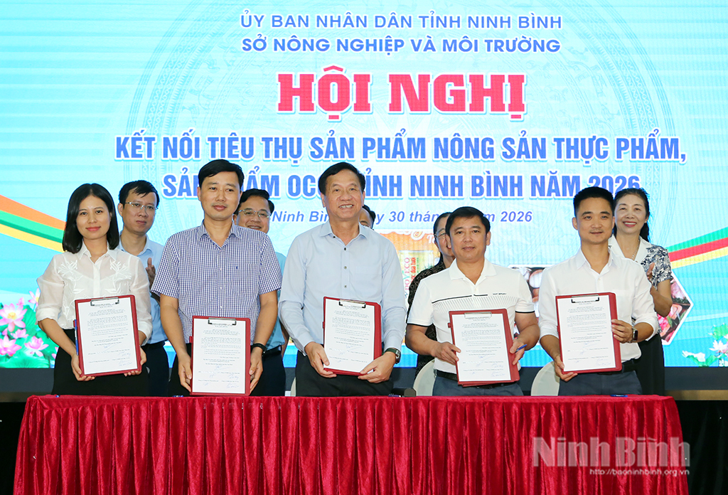 Ký kết hợp tác tiêu thụ nông sản, thực phẩm giữa các cơ sở sản xuất và doanh nghiệp, hiệp hội.