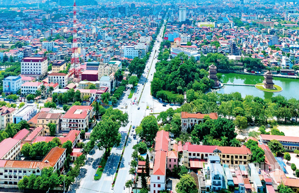 Ninh Bình đã thực hiện điều chỉnh quy hoạch để tổ chức lại không gian phát triển của tỉnh theo mô hình “Một trục động lực - Hai đầu phát triển - Ba cực phát triển - Bốn vùng kinh tế - Năm hành lang kinh tế”. (Trong ảnh: Phường Hoa Lư hôm nay.) Ảnh: Ngọc Linh