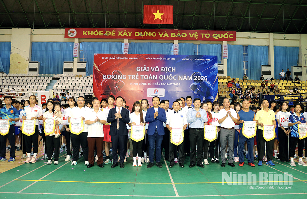 Ban Tổ chức giải tặng cờ lưu niệm cho các đoàn tham dự.
