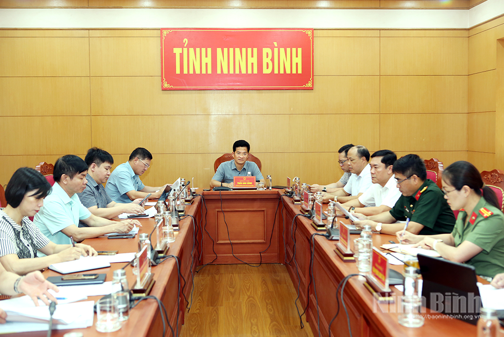 Quang cảnh hội nghị trực tuyến tại điểm cầu UBND tỉnh Ninh Bình.