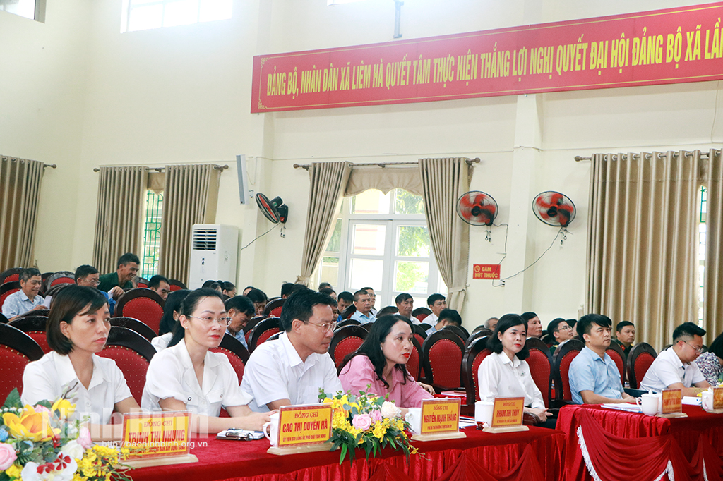Các đại biểu dự hội nghị sơ kết công tác 6 tháng đầu năm, triển khai nhiệm vụ trọng tâm 6 tháng cuối năm 2026 tại Đảng bộ xã Liêm Hà. Ảnh: Phùng Thống.