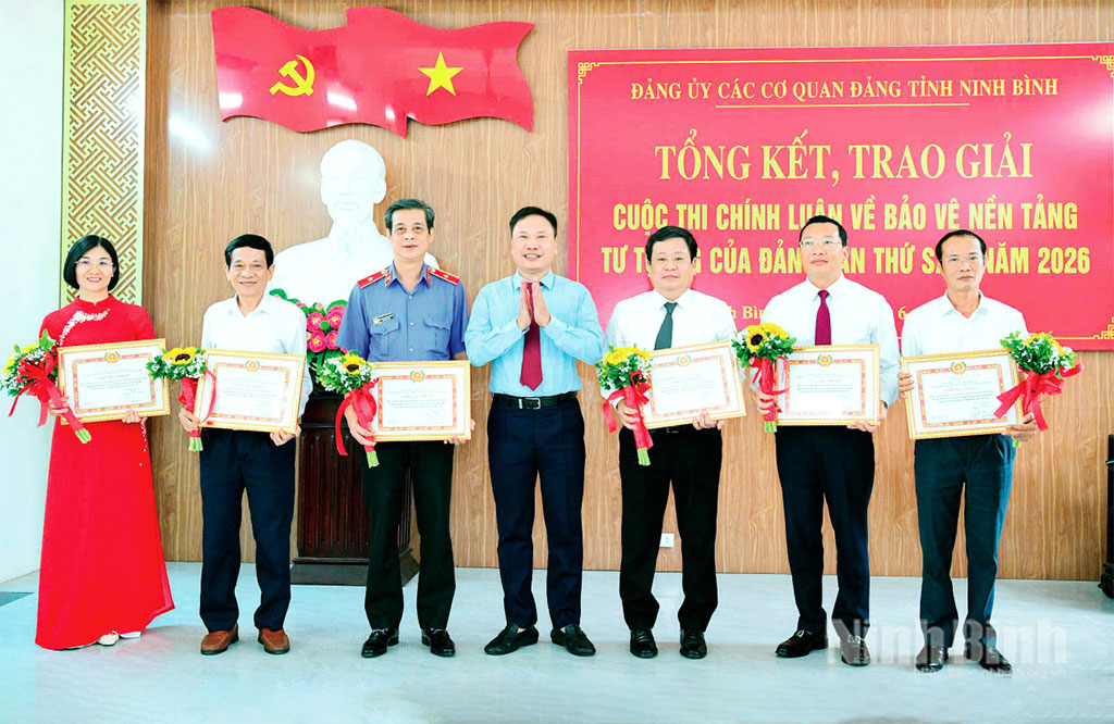 Lãnh đạo Đảng ủy các cơ quan Đảng tỉnh trao giải cho các tập thể xuất sắc tham gia Cuộc thi chính luận về bảo vệ nền tảng tư tưởng của Đảng lần thứ Sáu, năm 2026. Ảnh: Trường Giang