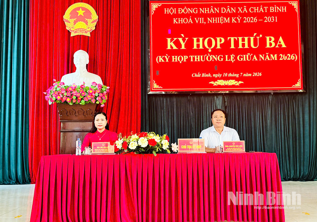 Các đồng chí Chủ tọa Kỳ họp HĐND xã Chất Bình khóa VII, nhiệm kỳ 2026-2031. Ảnh: Minh Phạm