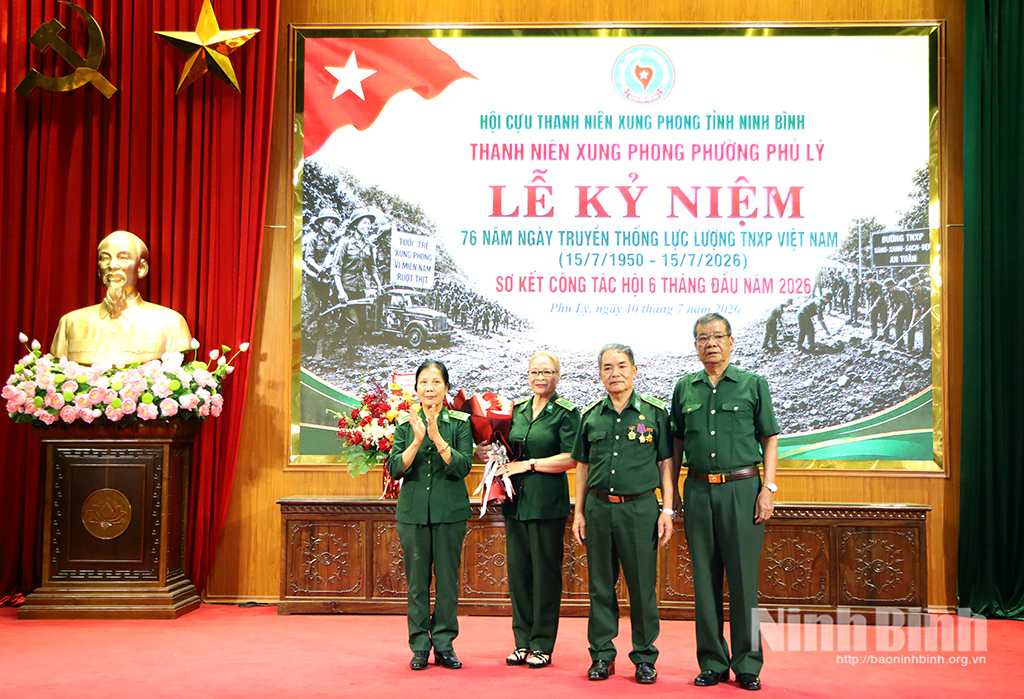 Lãnh đạo Hội Cựu Thanh niên xung phong tỉnh Ninh Bình tặng hoa chúc mừng lễ kỷ niệm.