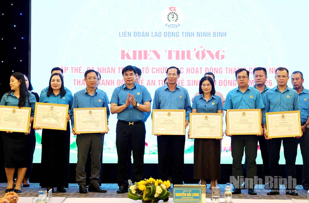 Đồng chí Nguyễn Hải Long, Tỉnh ủy viên, Phó Chủ tịch Ủy ban MTTQ Việt Nam tỉnh, Chủ tịch LĐLĐ tỉnh trao Bằng khen của Ban Chấp hành LĐLĐ tỉnh cho các tập thể có thành tích xuất sắc.