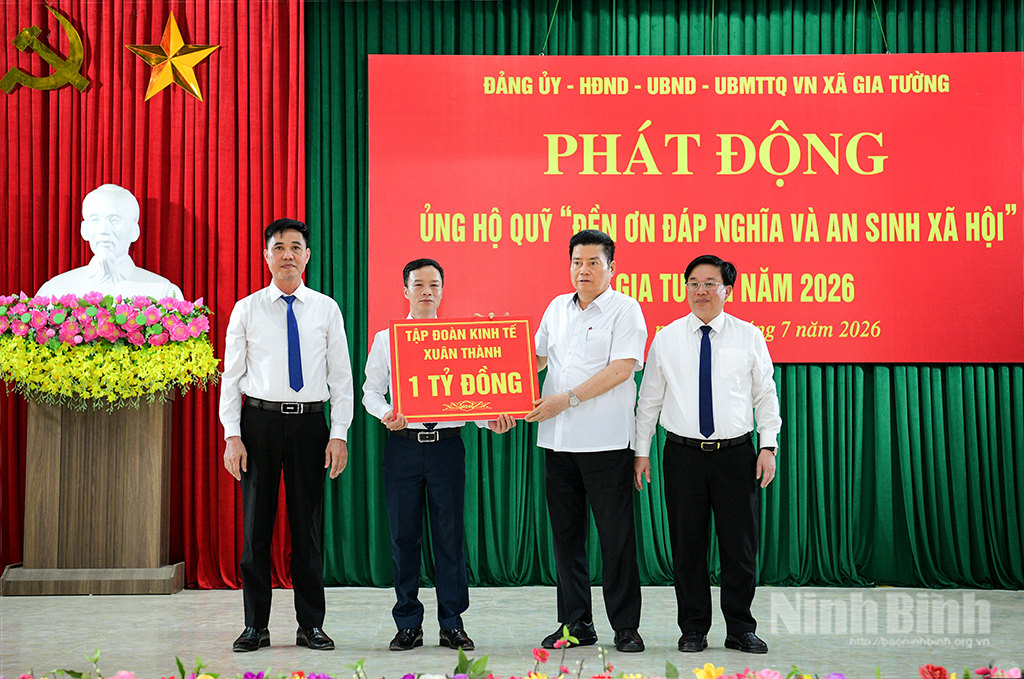Ông Nguyễn Xuân Thành, Chủ tịch Hiệp hội Doanh nghiệp tỉnh, Chủ tịch Tập đoàn kinh tế Xuân Thành trao tiền ủng hộ Quỹ “Đền ơn đáp nghĩa và an sinh xã hội” xã Gia Tường năm 2026.