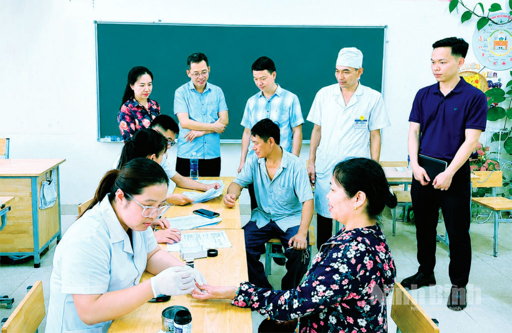Lãnh đạo xã Nam Hồng và Bệnh viện Đa khoa Nam Trực thăm hỏi, động viên người dân đến khám sàng lọc, kiểm tra sức khoẻ miễn phí.
