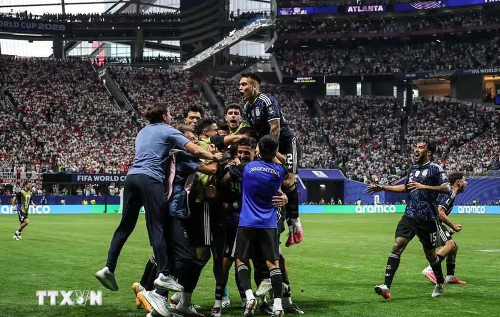 Niềm vui của các cầu thủ Argentina với tấm vé vào chung kết World Cup 2026. (Ảnh: AFP/TTXVN)