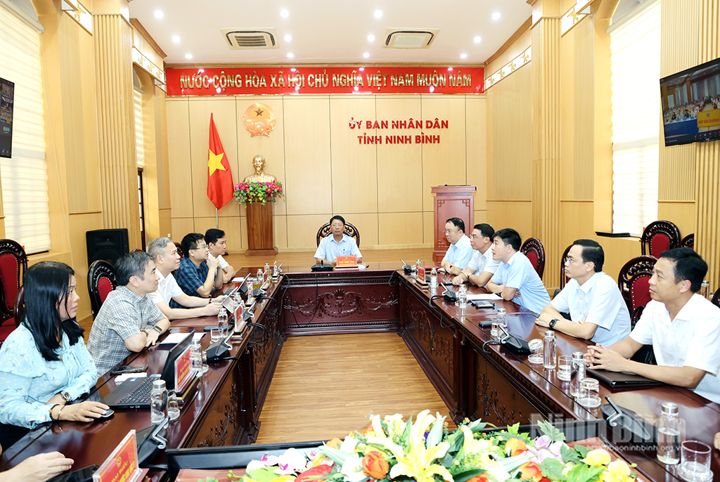 Quang cảnh hội nghị trực tuyến tại điểm cầu UBND tỉnh Ninh Bình.