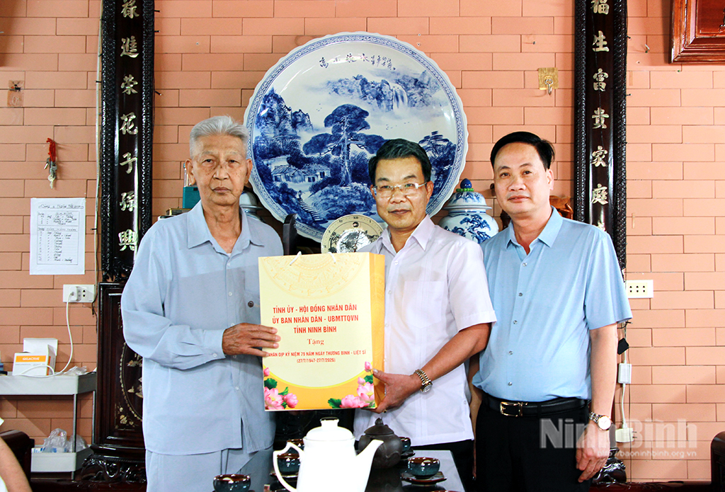 Đồng chí Nguyễn Hoàng Hà, Ủy viên Ban Thường vụ Tỉnh ủy, Phó Chủ tịch Thường trực Ủy ban MTTQ Việt Nam tỉnh thăm, tặng quà bệnh binh Phạm Thái Thành, ở thôn Bạch Long, xã Giao Bình. Ảnh: Trần Hồng Minh