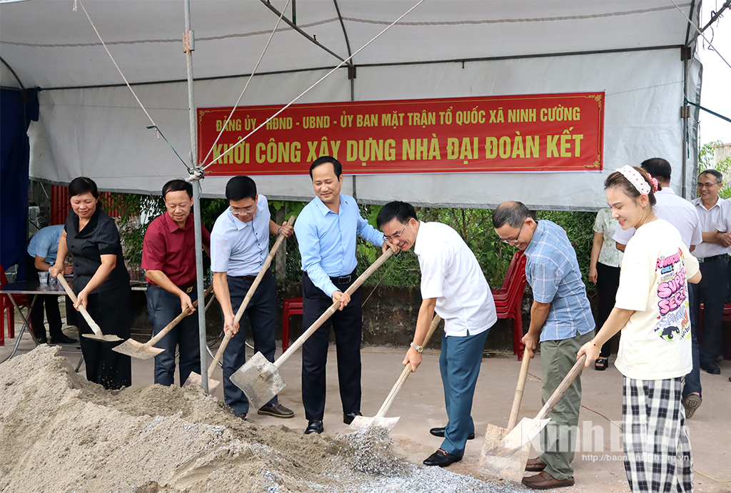 Lãnh đạo Uỷ ban MTTQ Việt Nam tỉnh và lãnh đạo xã Ninh Cường khởi công xây dựng nhà Đại đoàn kết cho gia đình ông Phạm Văn Hoá, ở thôn Lác Môn.