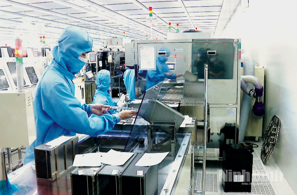 Dây chuyền sản xuất của Công ty TNHH MCNEX Vina, KCN Phúc Sơn (phường Nam Hoa Lư).