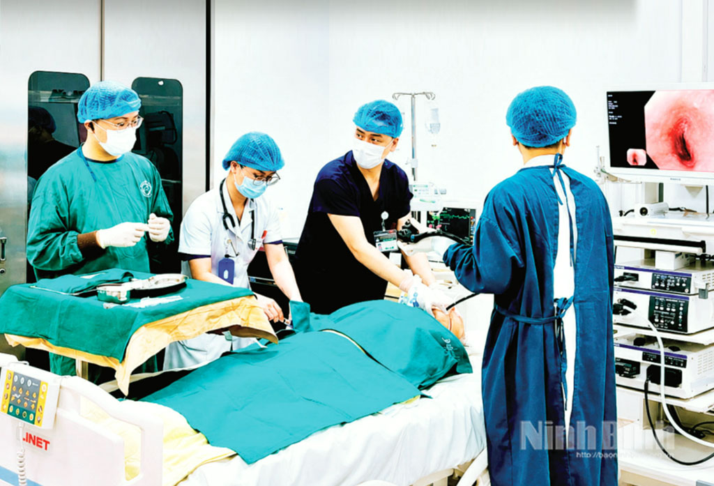 Các bác sĩ Khoa Tiêu hoá, Bệnh viện Bạch Mai cơ sở Ninh Bình thực hiện ca phẫu thuật kỹ thuật cao. Ảnh: CTV