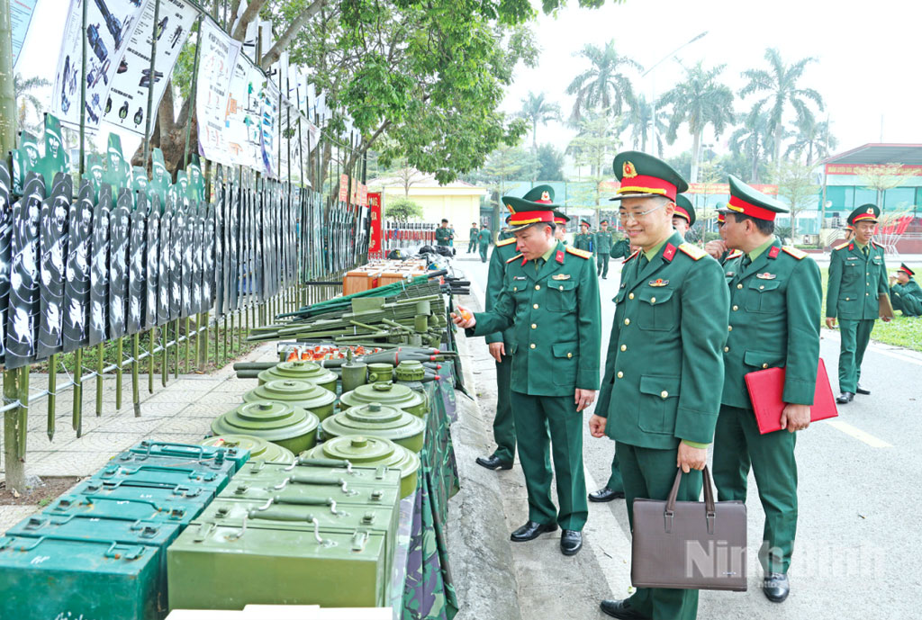 Cán bộ Bộ Chỉ huy Quân sự tỉnh kiểm tra vũ khí, trang bị phục vụ huấn luyện, sẵn sàng chiến đấu.