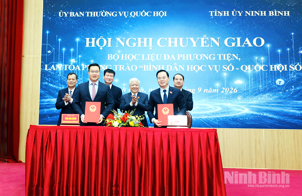 Chuyển giao “Bộ học liệu đa phương tiện”, lan toả phong trào “Bình dân học vụ số - Quốc hội số” tại tỉnh Ninh Bình