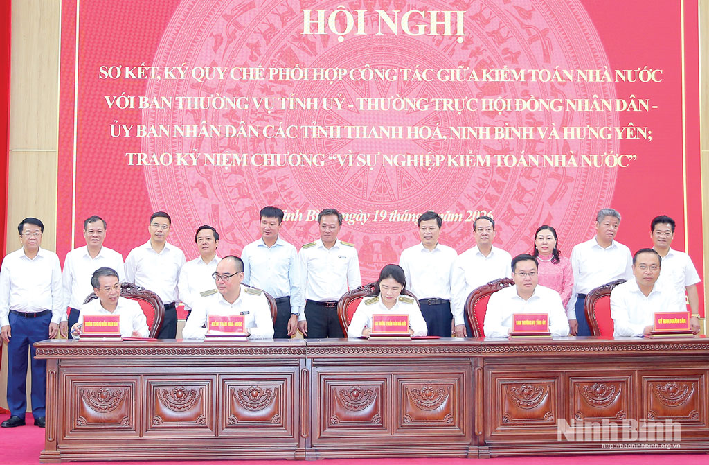 Các đồng chí lãnh đạo Kiểm Toán nhà nước và lãnh đạo tỉnh Ninh Bình, Hưng Yên, Thanh Hoá chứng kiến ký Quy chế phối hợp giữa Kiểm toán Nhà nước với tỉnh Ninh Bình