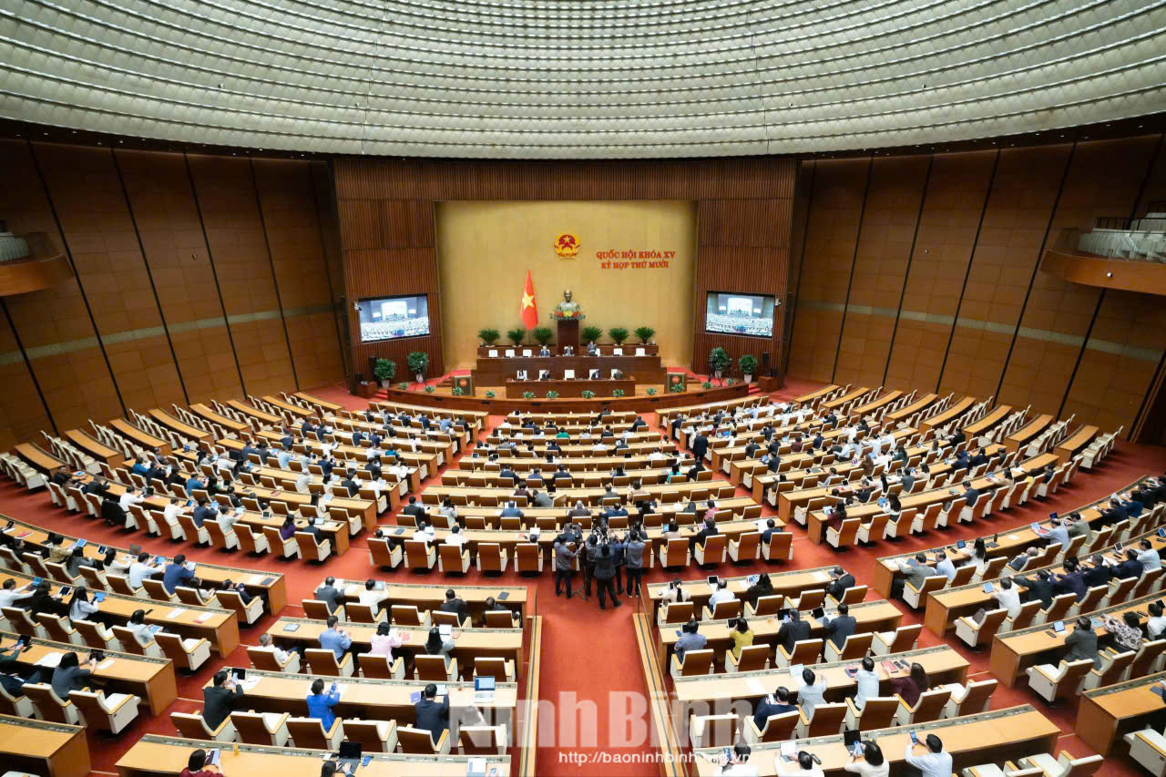 Quang cảnh phiên thảo luận tại Hội trường Diên Hồng sáng 12/11. Ảnh: CTV