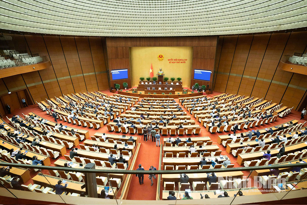 Quang cảnh phiên thảo luận tại Hội trường Diên Hồng ngày 18/11.