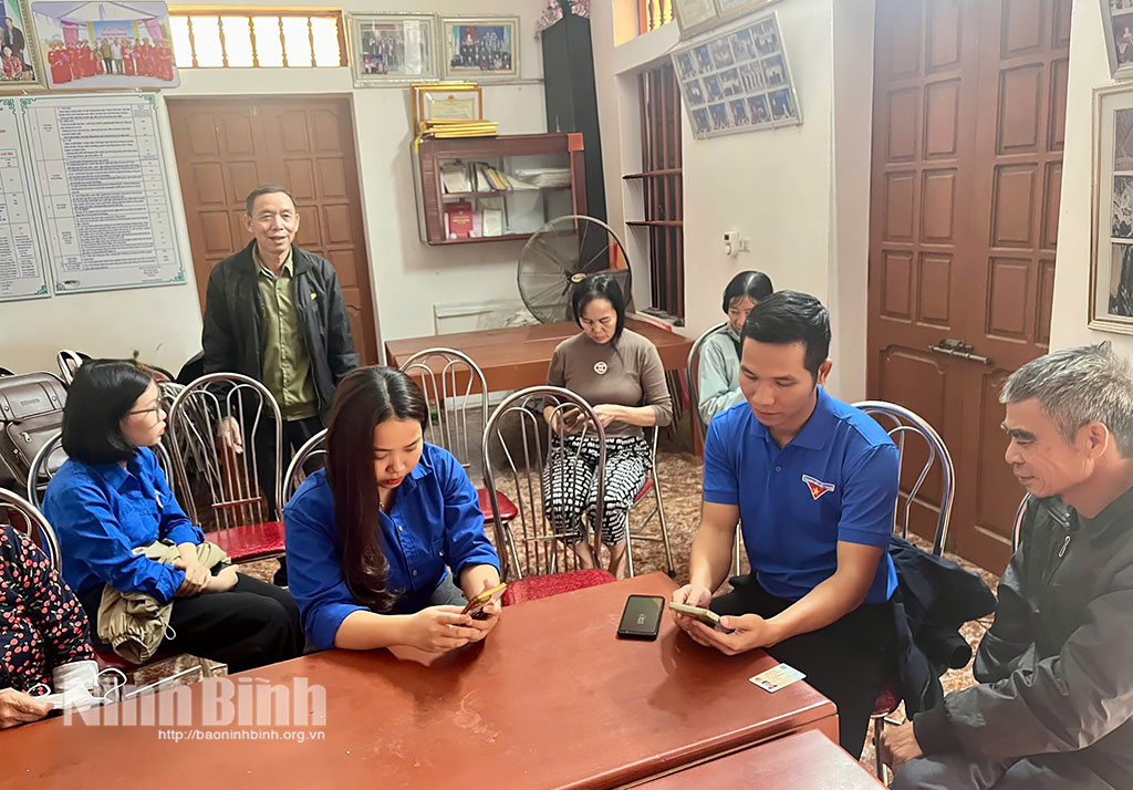 Đoàn viên thanh niên xã Khánh Thiện hỗ trợ người dân tham gia đóng góp ý kiến các dự thảo Văn kiện trình Đại hội XIV của Đảng trên ứng dụng VNeID.