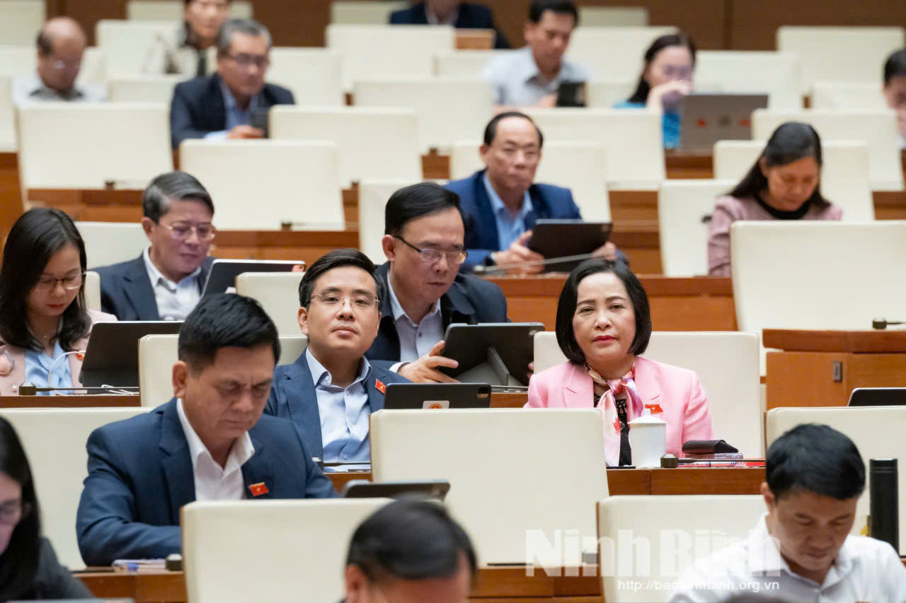 Đồng chí Phó Chủ tịch Quốc hội Nguyễn Thị Thanh và các đại biểu Quốc hội tỉnh Ninh Bình tham dự phiên thảo luận tại Hội trường Diên Hồng chiều 28/11.