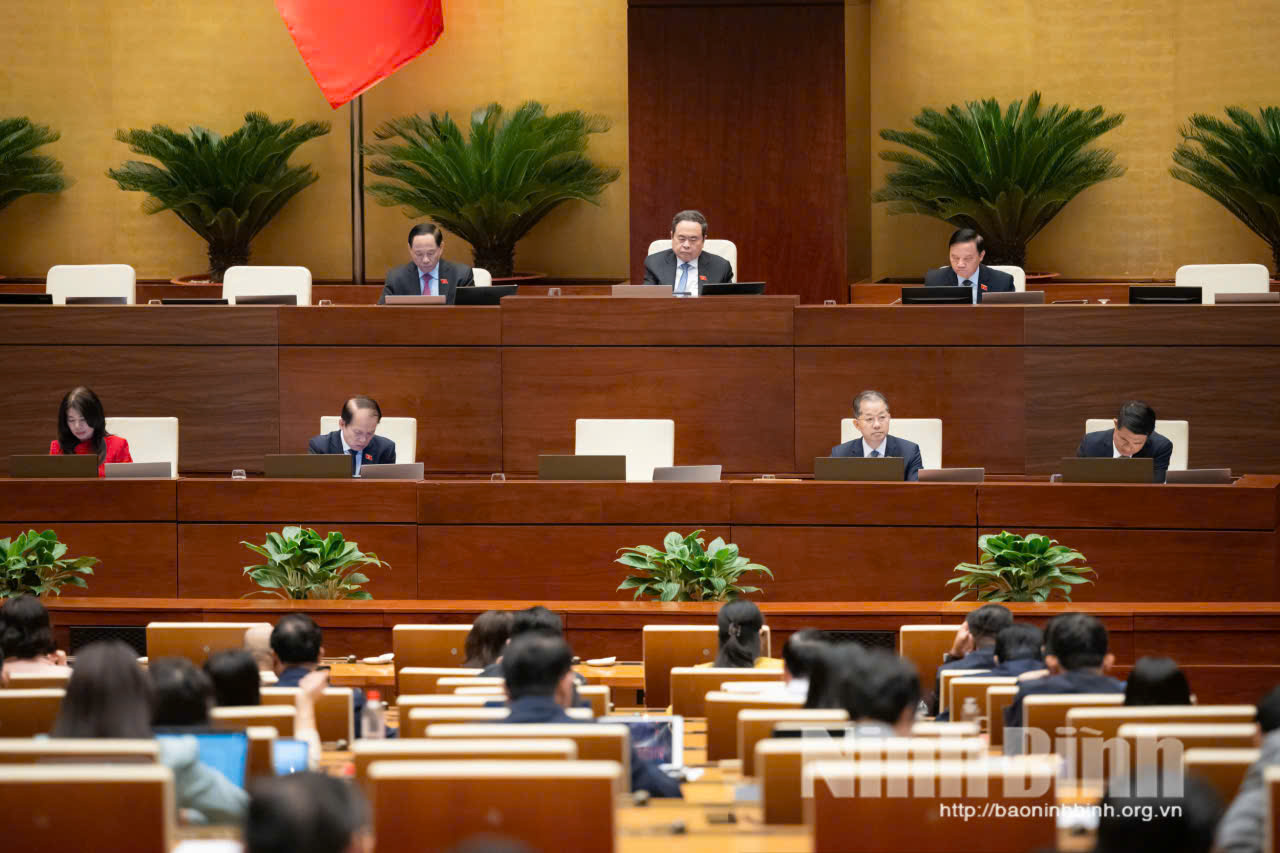 Quang cảnh phiên họp.