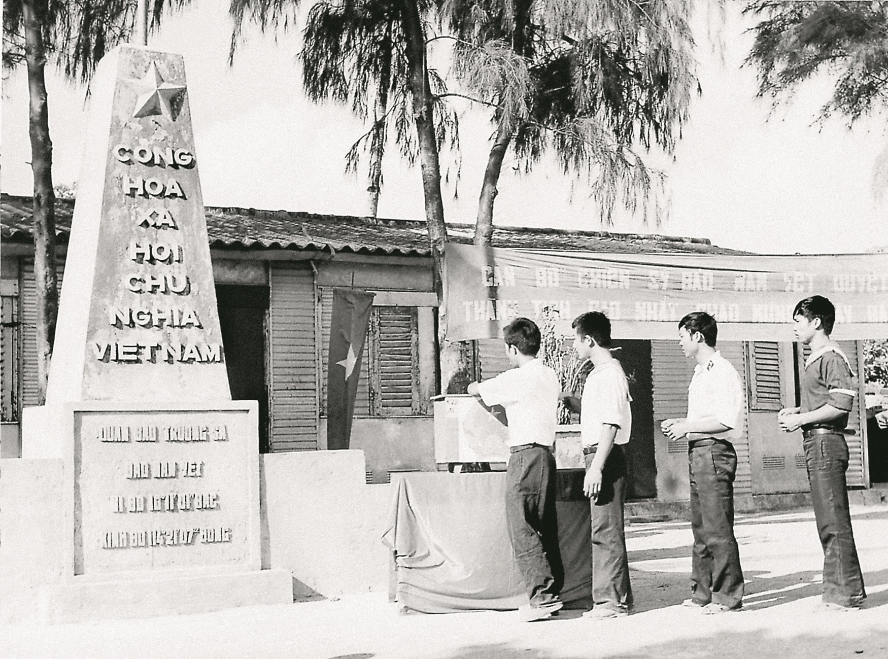 Ảnh Cán bộ, chiến sĩ quân đội trên đảo Trường Sa tham gia bầu cử đại biểu Quốc hội khóa VII, tháng 4/1981. Ảnh: Quochoi.vn