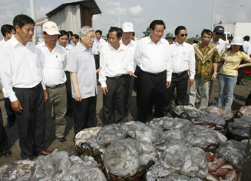 Chủ tịch Quốc hội Nguyễn Phú Trọng thăm Cảng cá Bình Đại, tỉnh Bến Tre, ngày 28/4/2010. Ảnh: Quochoi.vn