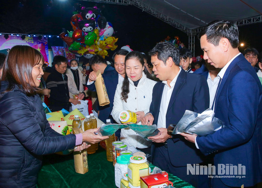 Các đại biểu tham quan gian hàng trưng bày tại Chợ hoa xuân.