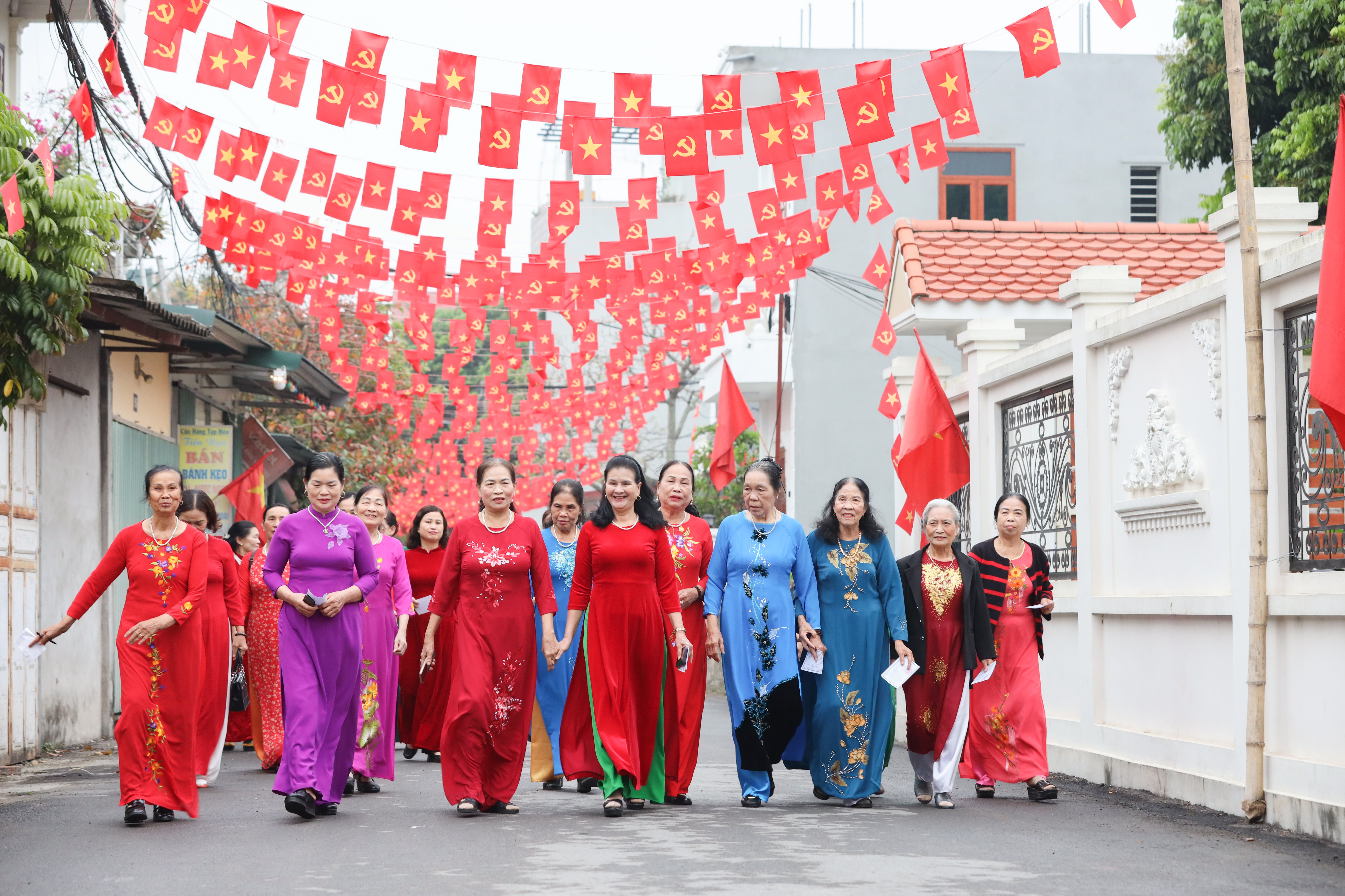 Đông đảo cử tri phố Trung Thành, Ninh Khánh (phường Hoa Lư) nô nức tiến về điểm bầu cử từ sớm. Ảnh Viết Dư