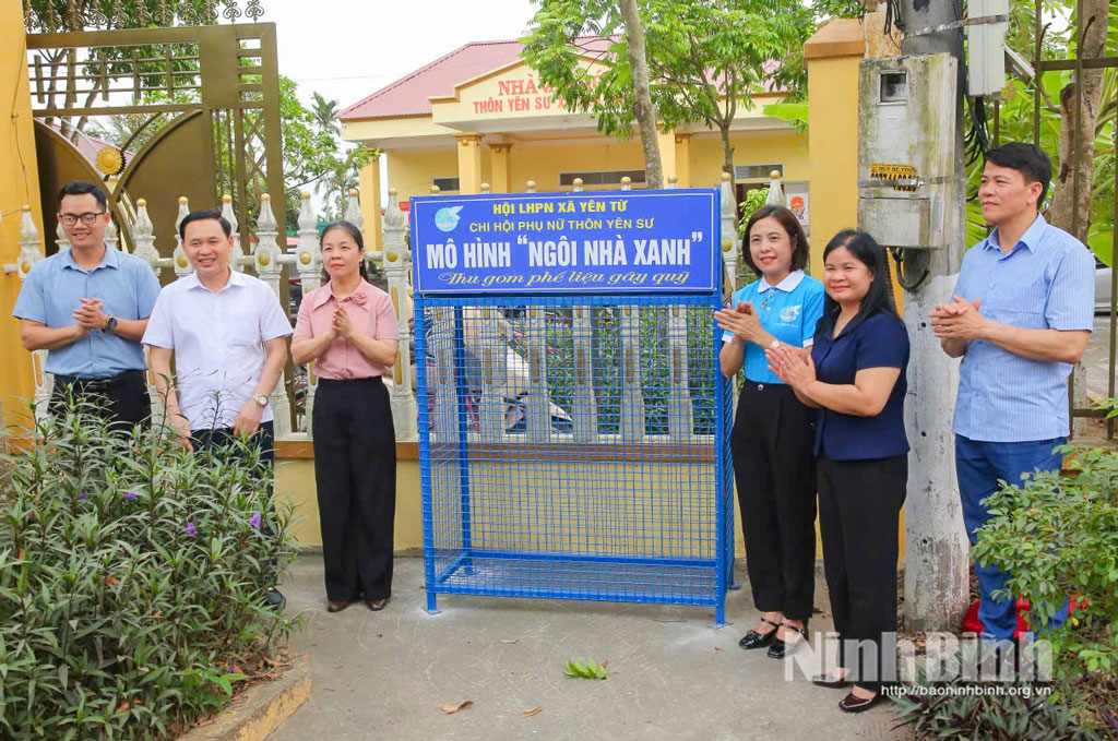Lãnh đạo xã, lãnh đạo Hội LHPN xã Yên Từ và Chi hội phụ nữ thôn Yên Sư khánh thành “Ngôi nhà xanh”.