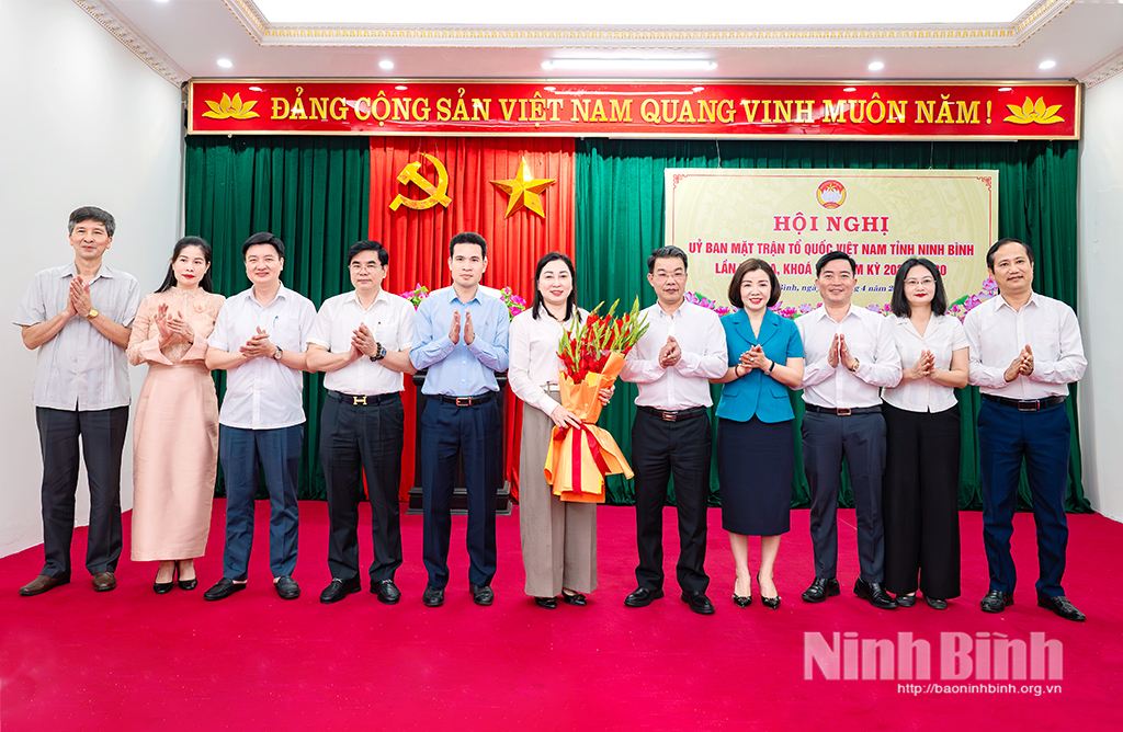 Các đồng chí trong Ban Thường trực Ủy ban MTTQ Việt Nam tỉnh tặng hoa chúc mừng đồng chí Đinh Thị Lụa, Phó Bí thư Thường trực Tỉnh ủy, Chủ tịch Ủy ban MTTQ Việt Nam tỉnh.