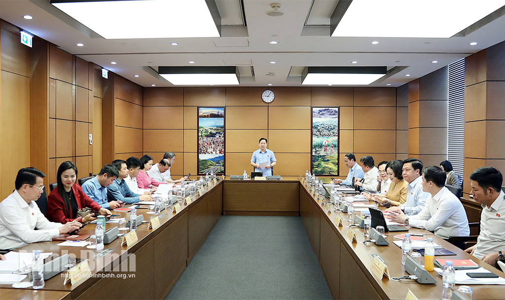 Đoàn ĐBQH tỉnh Ninh Bình tham gia thảo luận tại Tổ số 10 cùng Đoàn ĐBQH tỉnh Sơn La.