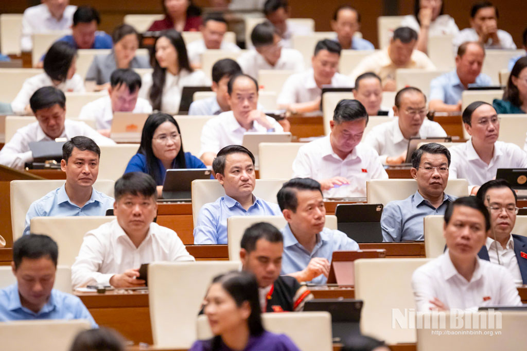 Các đại biểu Quốc hội tỉnh Ninh Bình tham dự phiên họp tại hội trường, sáng 22/4.