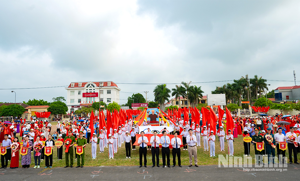 Lãnh đạo Ban Tuyên giáo và Dân vận Tỉnh uỷ cùng lãnh đạo xã tặng hoa, cờ lưu niệm cho các đoàn vận động viên tham dự Đại hội TDTT xã Bình Minh lần thứ I, năm 2026.