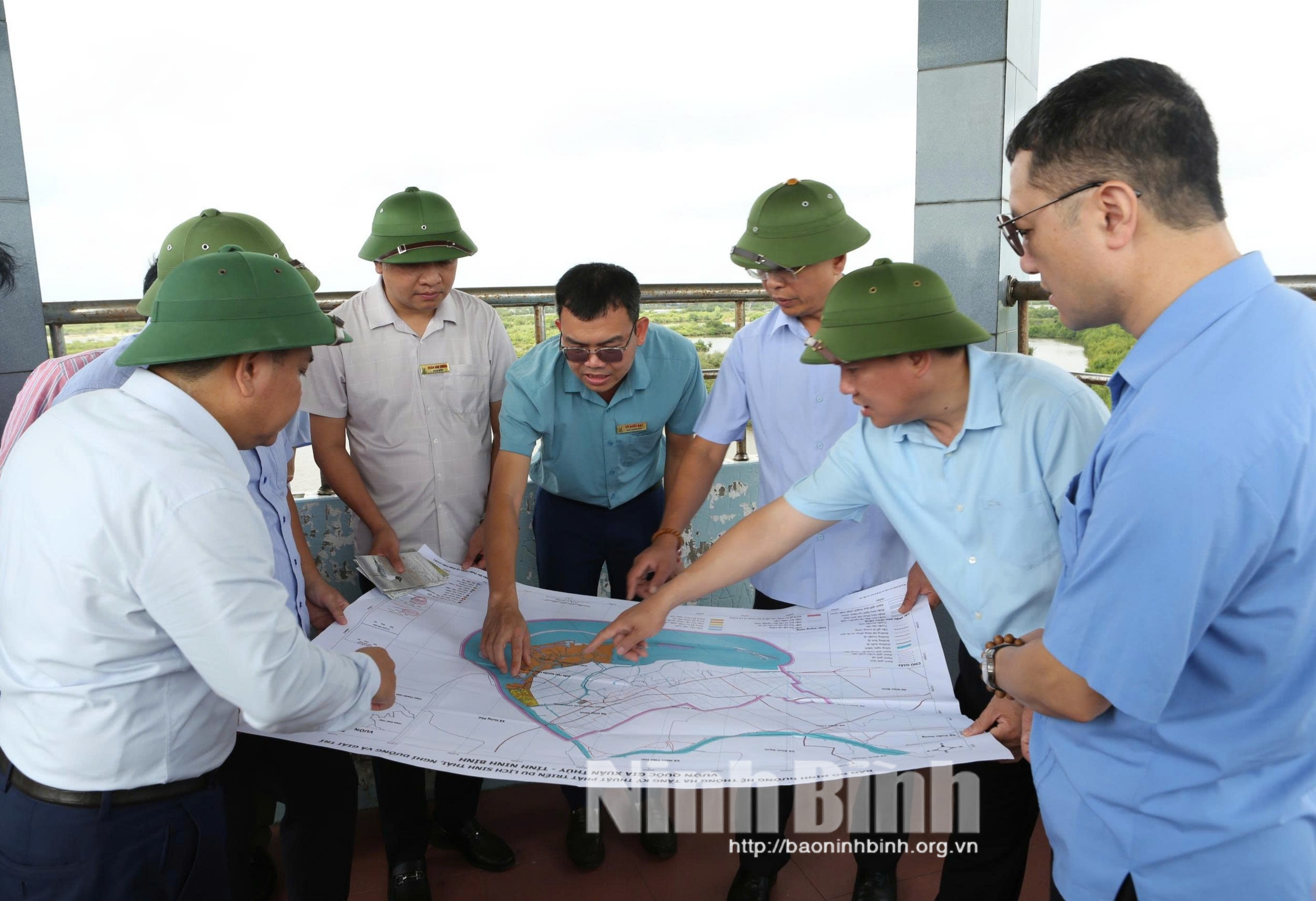Đại diện ngành chức năng báo cáo đồng chí Phó Chủ tịch Thường trực UBND tỉnh về quy hoạch Vườn Quốc gia Xuân Thủy.