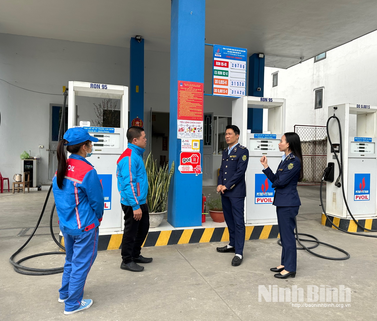 Đội Quản lý thị trường số 3 giám sát, nắm bắt tình hình cung ứng tại một cửa hàng xăng, dầu trên địa bàn phường Hoa Lư. Ảnh: Nguyễn Lựu