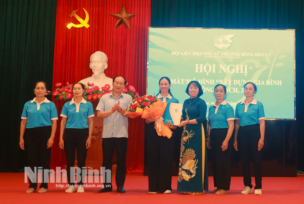 Lãnh đạo Đảng ủy phường Đông Hoa Lư và lãnh đạo Hội Phụ nữ phường trao Quyết định thành lập cho Ban Chấp hành mô hình điểm “Chi hội xây dựng Gia đình 5 không, 3 sạch, 3 an” tại Chi hội Phụ nữ phố Phú Trung.