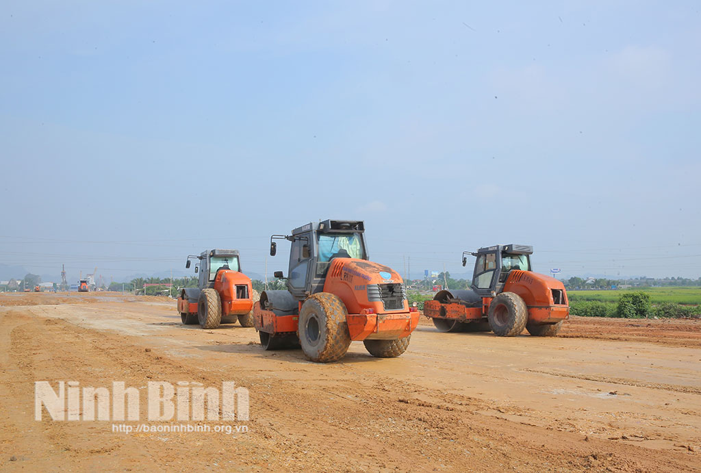 Thi công tuyến đường bộ cao tốc Ninh Bình - Hải Phòng. Ảnh: Anh Tuấn