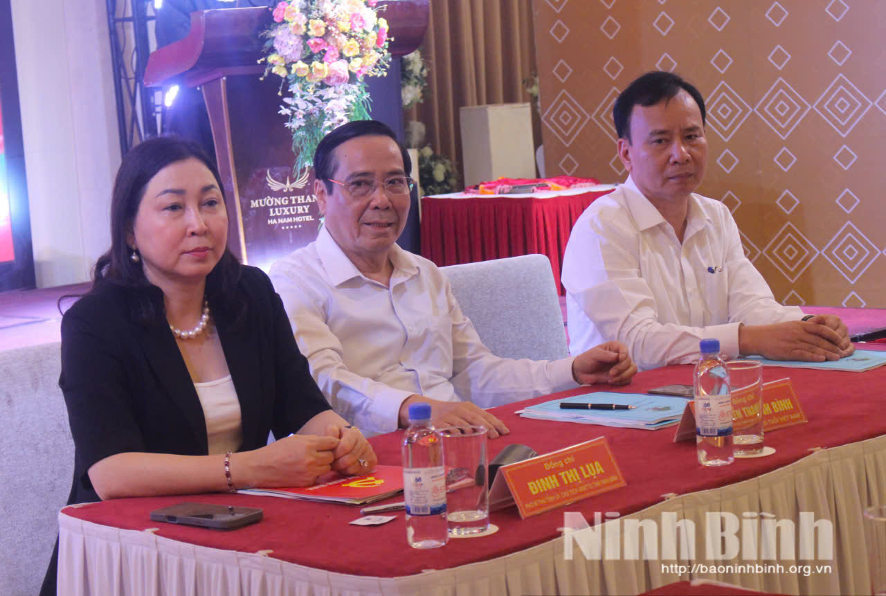 Đồng chí Nguyễn Thanh Bình, nguyên Ủy viên Trung ương Đảng, Phó Chủ tịch Ủy ban Quốc gia về NCT, Chủ tịch Hội NCT Việt Nam và đồng chí Đinh Thị Lụa, Phó Bí thư Tỉnh uỷ, Chủ tịch Ủy ban MTTQ Việt Nam tỉnh cùng các đại biểu dự hội nghị.
