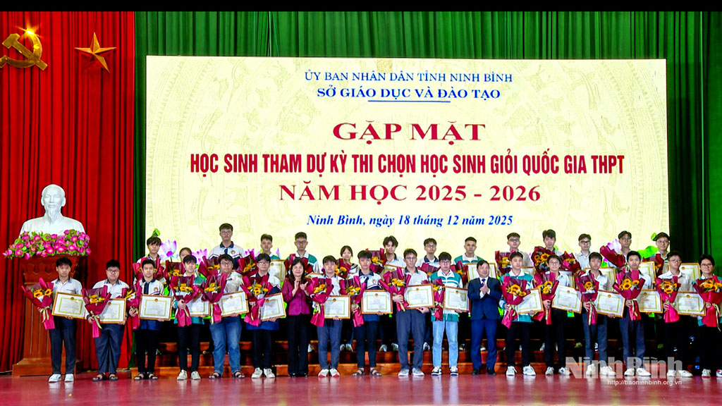 Đồng chí Hà Lan Anh, Tỉnh ủy viên, Phó Chủ tịch UBND tỉnh và đồng chí Nguyễn Tiến Dũng, Tỉnh ủy viên, Giám đốc Sở Giáo dục và Đào tạo đã tặng hoa, trao Giấy khen học sinh giỏi cấp tỉnh năm học 2025-2026 cho các em học sinh. Ảnh: Đinh Huyền