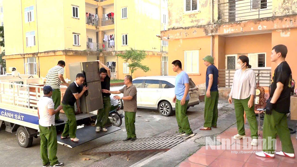 Lực lượng Công an và các đơn vị hỗ trợ người dân Khu nhà 207 Hoàng Văn Thụ đến khu nhà D, cụm nhà ở sinh viên tập trung phường Nam Định. Ảnh: CTV