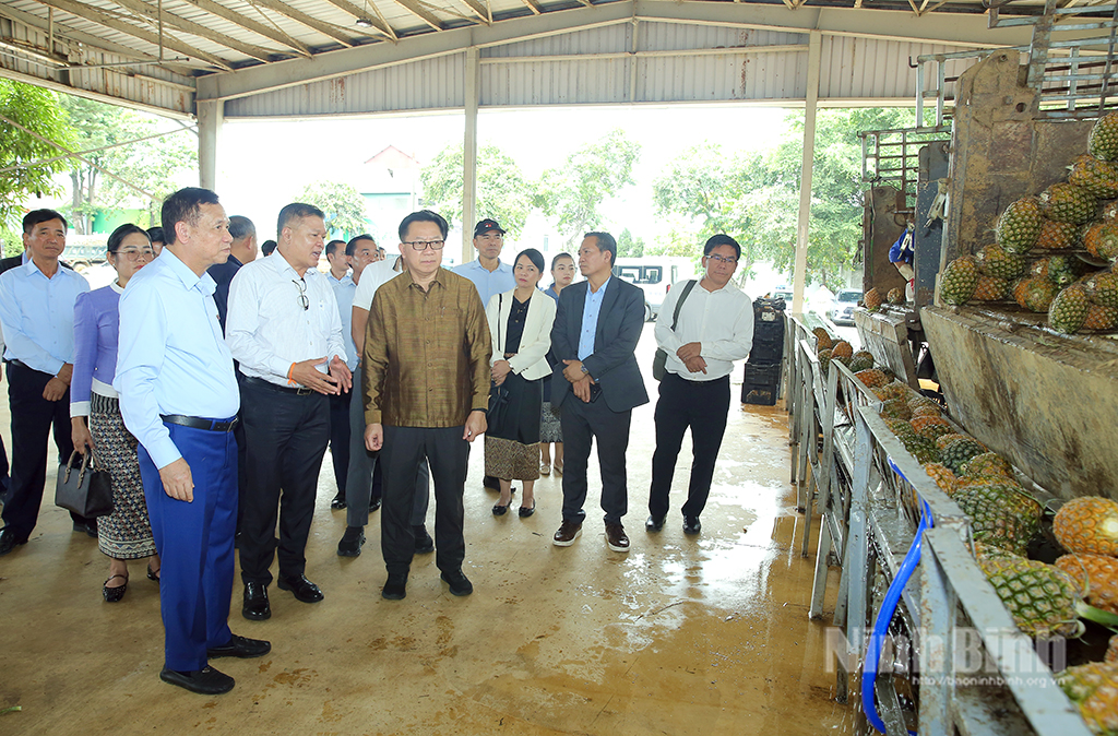 Đồng chí Bộ trưởng Bộ Nông nghiệp và Môi trường Lào cùng Đoàn công tác thăm quan dây chuyền sản xuất của Công ty Cổ phần Thực phẩm xuất khẩu Đồng Giao.