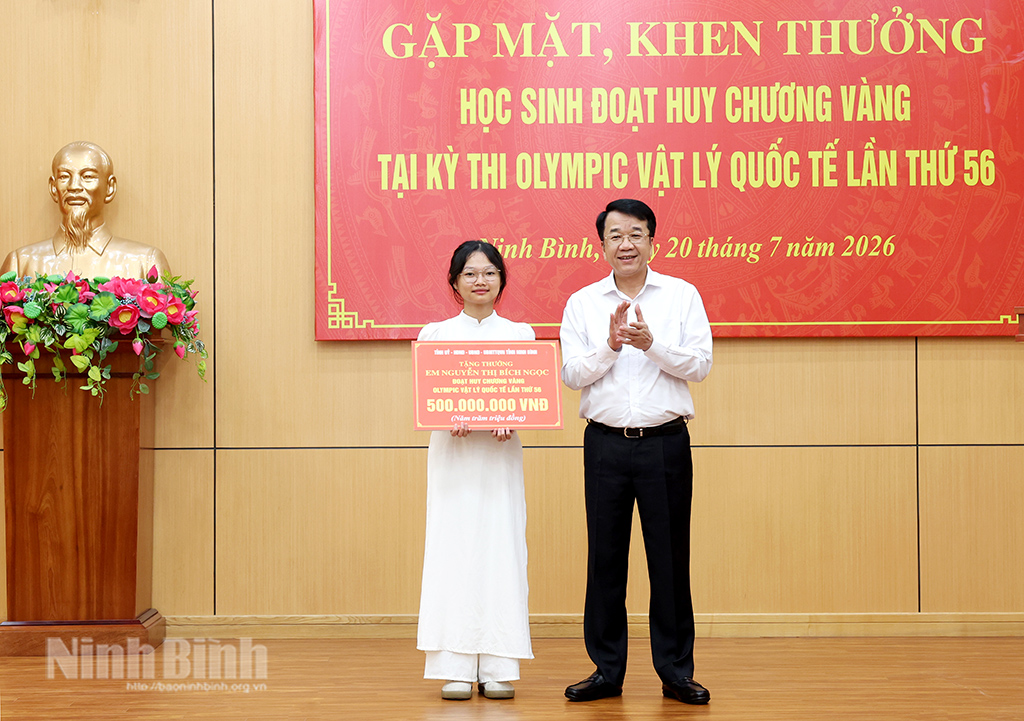 Đồng chí Chủ tịch UBND tỉnh Nguyễn Thanh Bình khen thưởng cho em Nguyễn Thị Bích Ngọc.