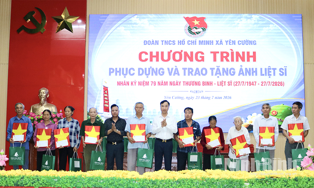 Lãnh đạo xã Yên Cường cùng đại diện nhà tài trợ trao ảnh liệt sĩ và quà tặng cho các thân nhân liệt sĩ.