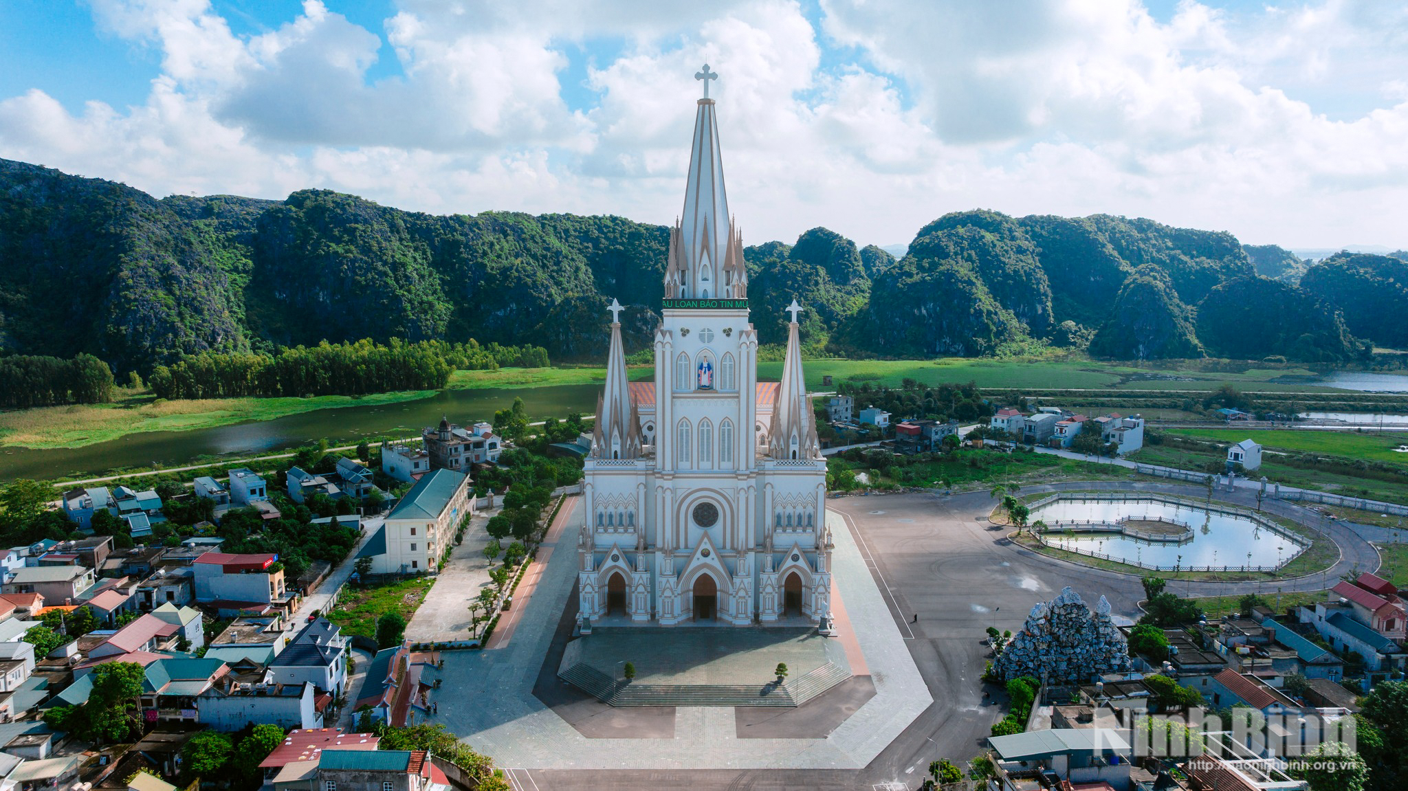 Toàn cảnh Nhà thờ Giáo xứ Lãng Vân (Gia Vân).