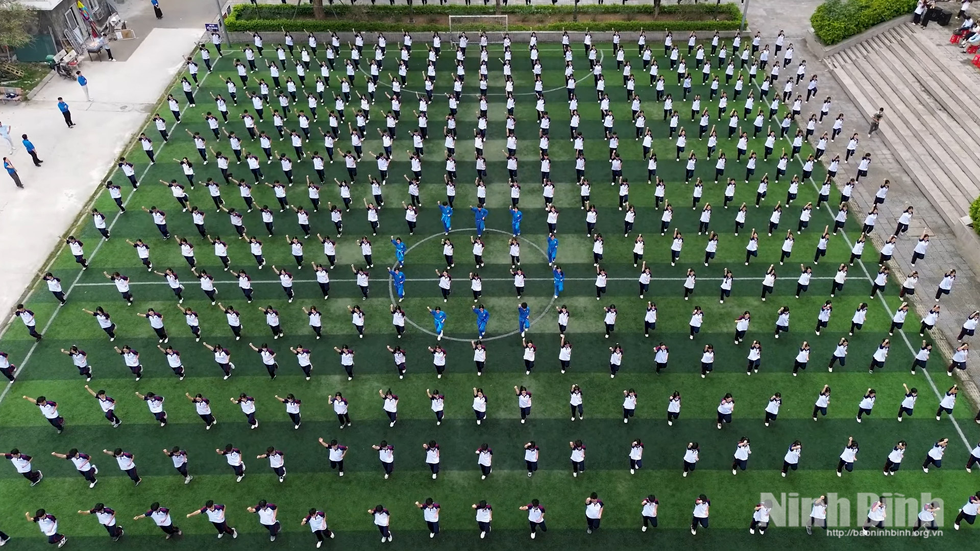 Màn đồng diễn võ nhạc Vovinam của học sinh Trường THPT chuyên Biên Hòa.