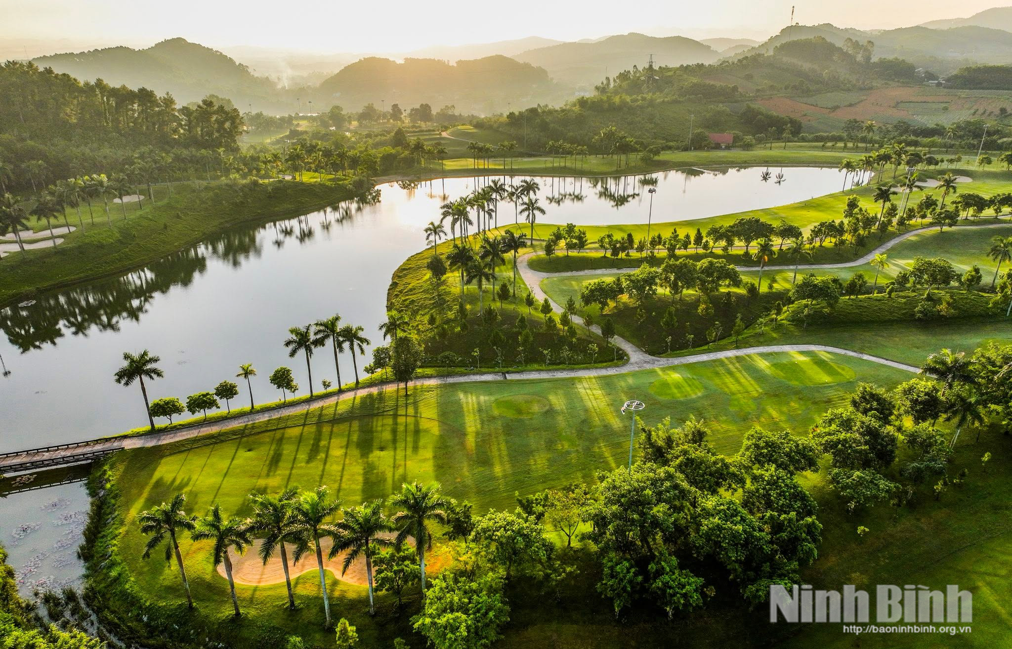 Trang An Golf & Resort nằm giữa không gian hồ Đồng Chương và rừng thông.
